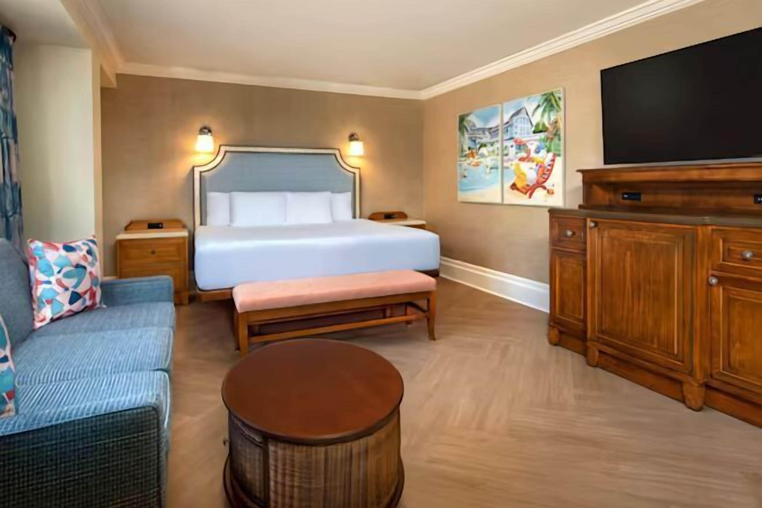 Brankas, meja kerja, tirai kedap cahaya, dan setrika/meja setrika