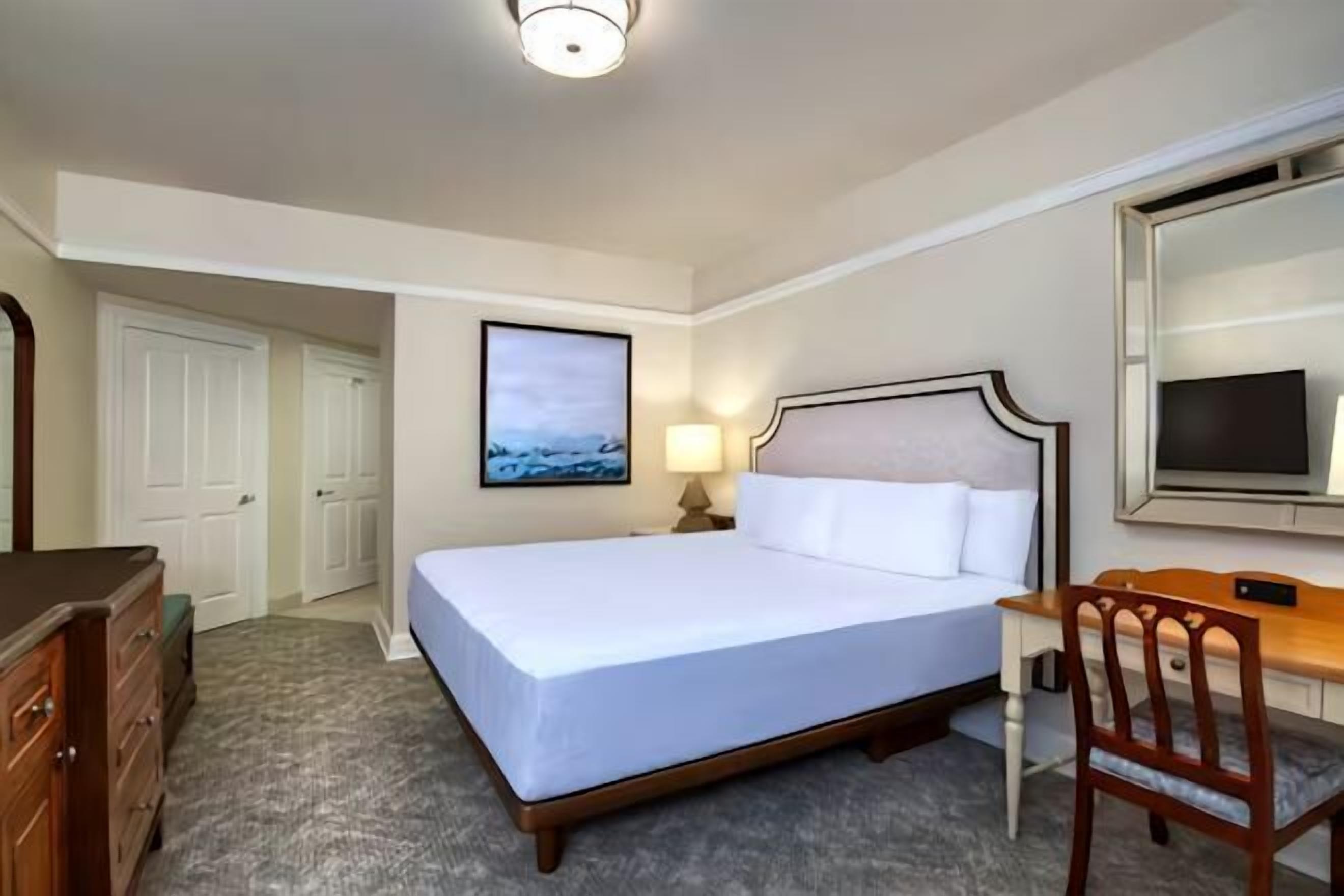 Brankas, meja kerja, tirai kedap cahaya, dan setrika/meja setrika