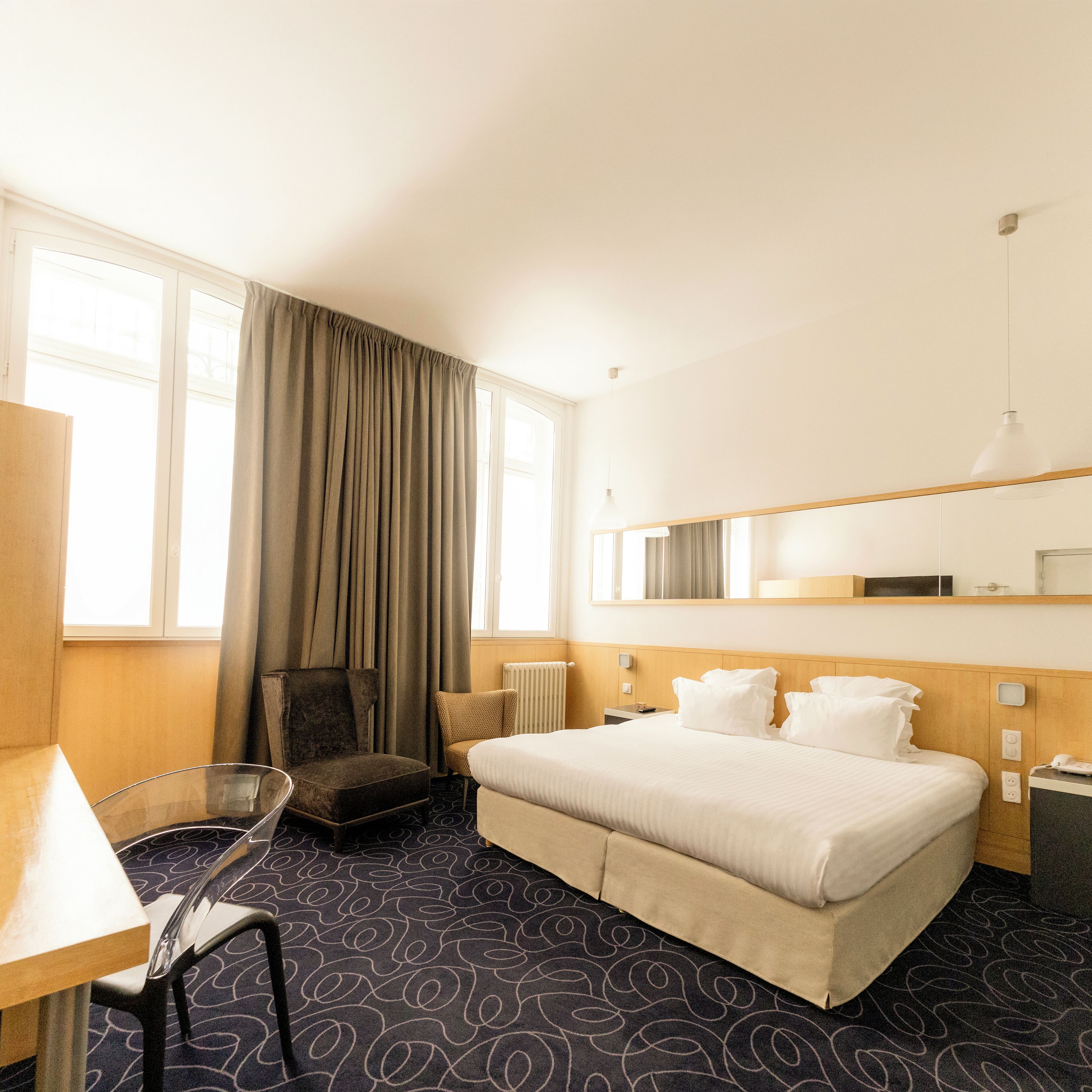 Comfort kamer, toegankelijk voor mindervaliden, op benedenverdieping | Een kluis op de kamer, een bureau, een laptopwerkplek