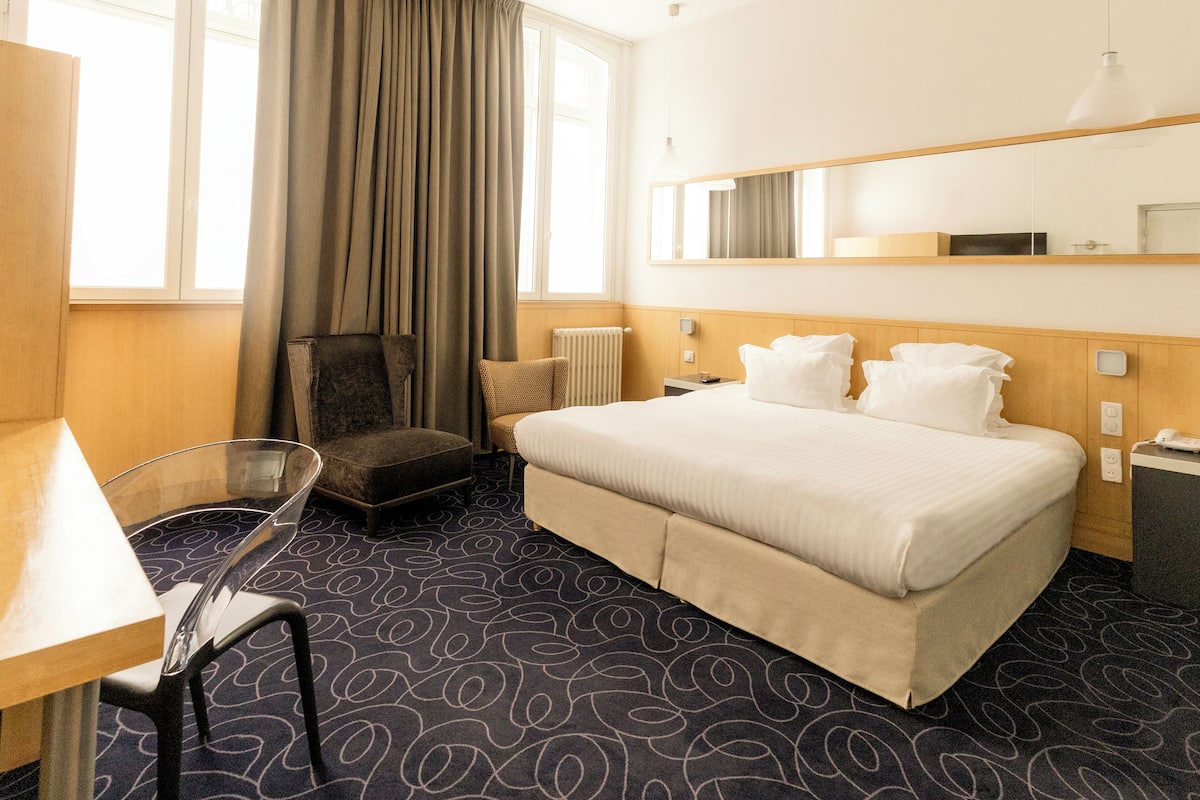 Comfort kamer, toegankelijk voor mindervaliden, op benedenverdieping | Een kluis op de kamer, een bureau, een laptopwerkplek