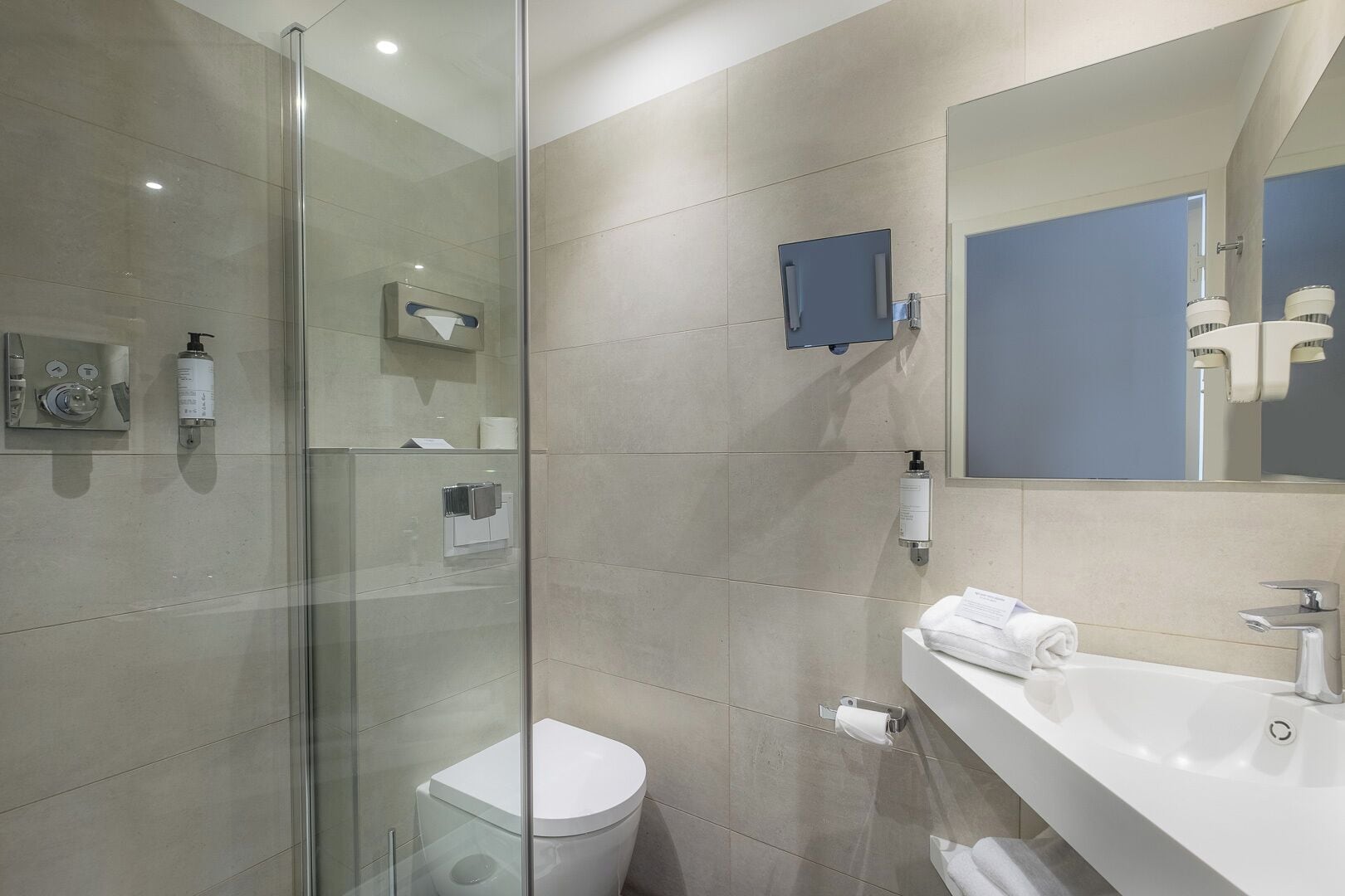 superior room | bathroom | free toiletries, hair dryer, towels