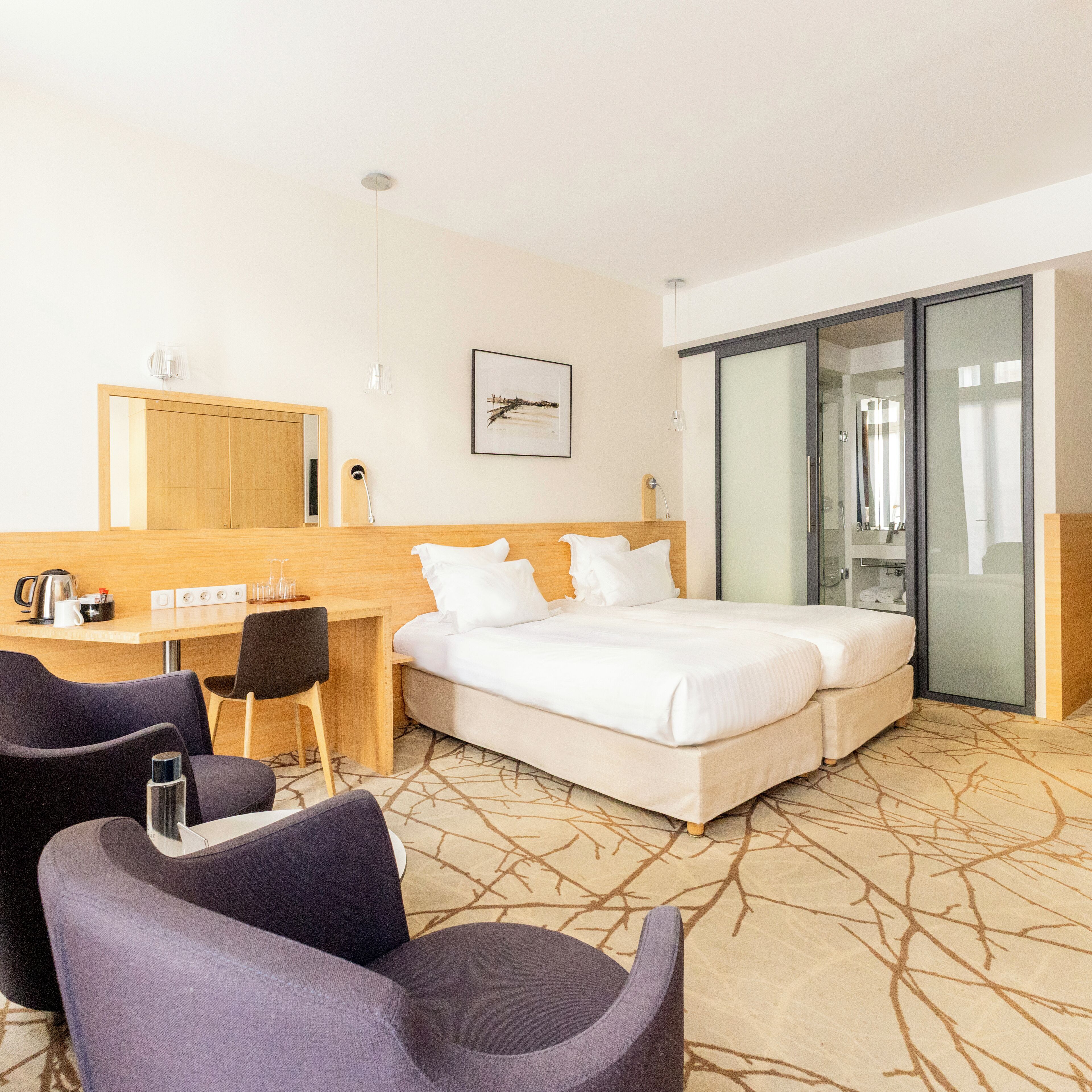 Deluxe kamer, balkon | Een kluis op de kamer, een bureau, een laptopwerkplek