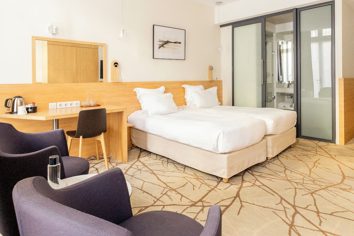 Deluxe kamer, balkon | Een kluis op de kamer, een bureau, een laptopwerkplek