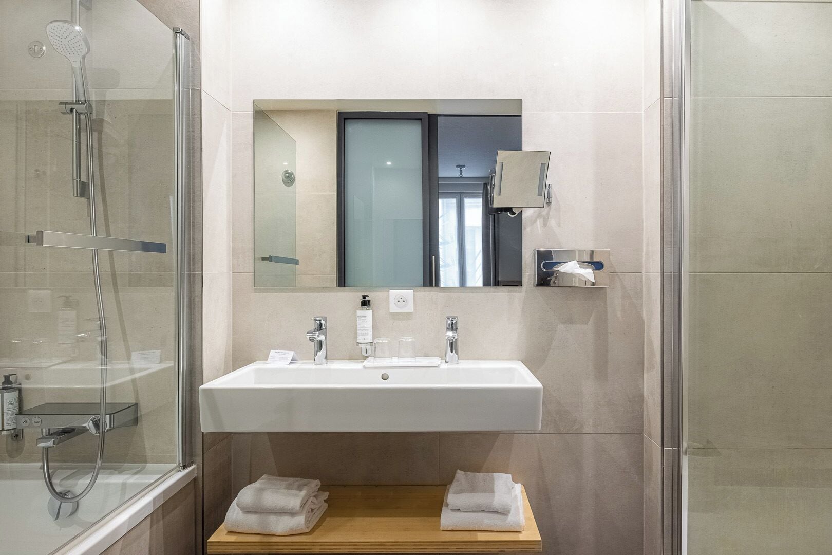 superior room | bathroom | free toiletries, hair dryer, towels