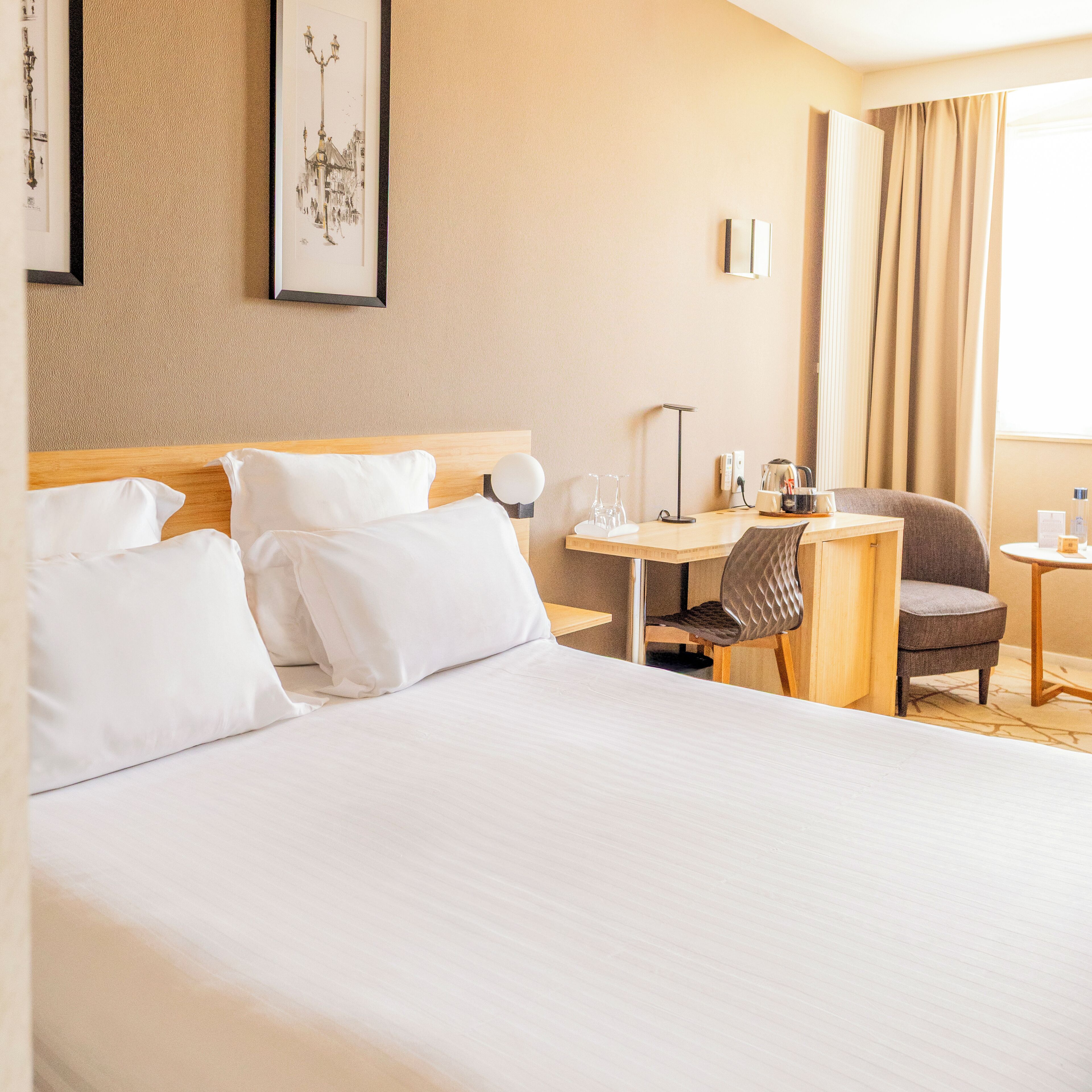 Rom – superior | Safe på rommet, skrivebord og skrivebord for bærbar PC