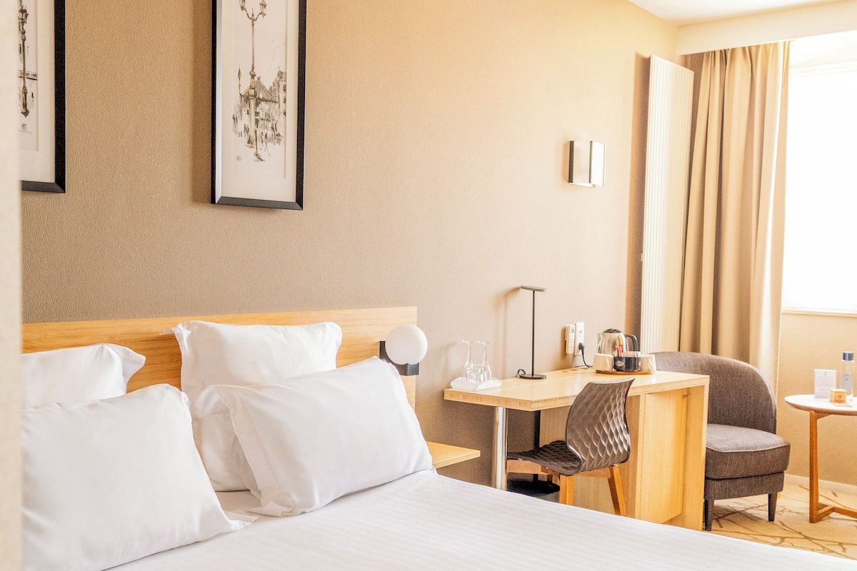 Superior-huone | Tallelokero huoneessa, työpöytä