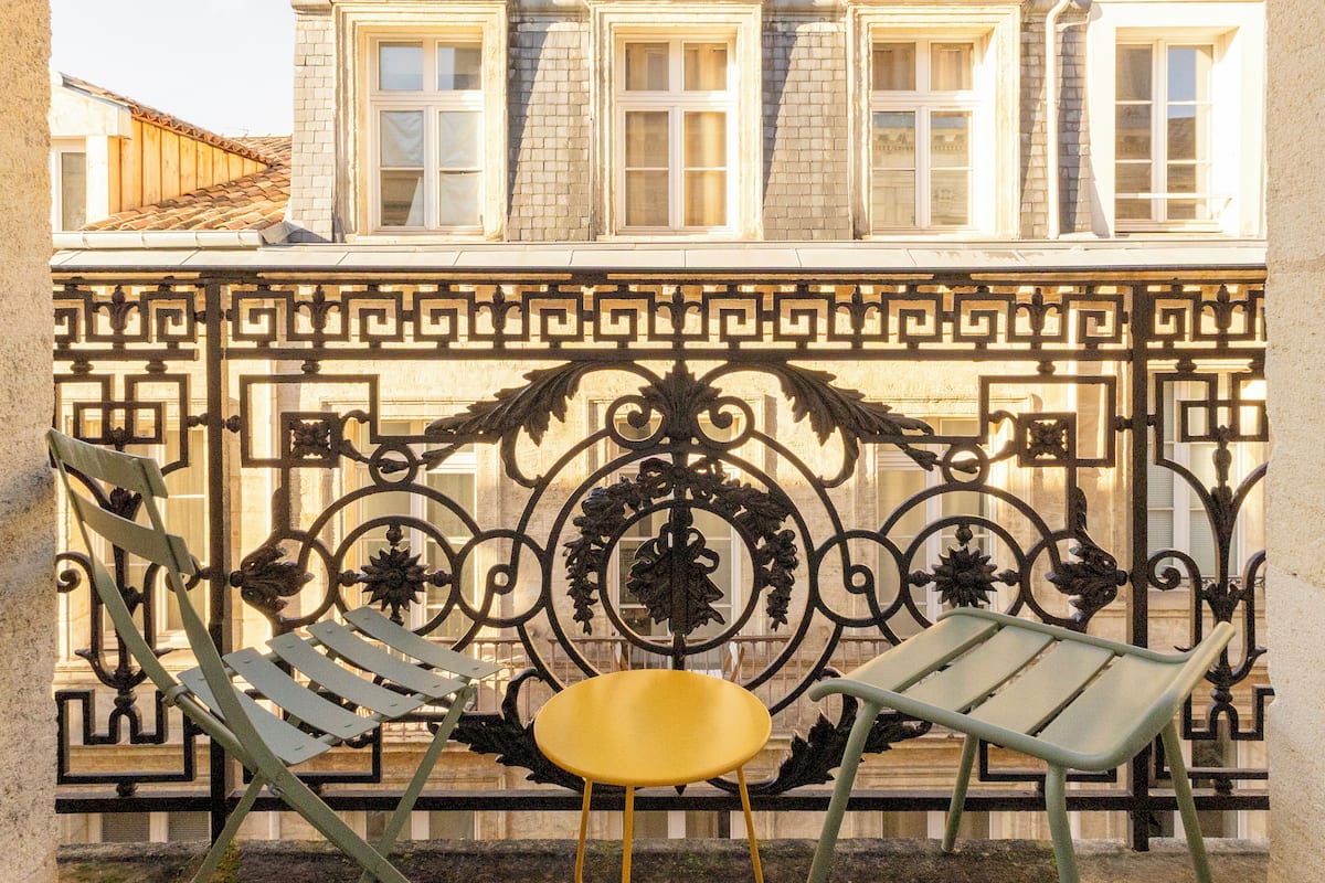 Superior kamer, balkon | Een kluis op de kamer, een bureau, een laptopwerkplek