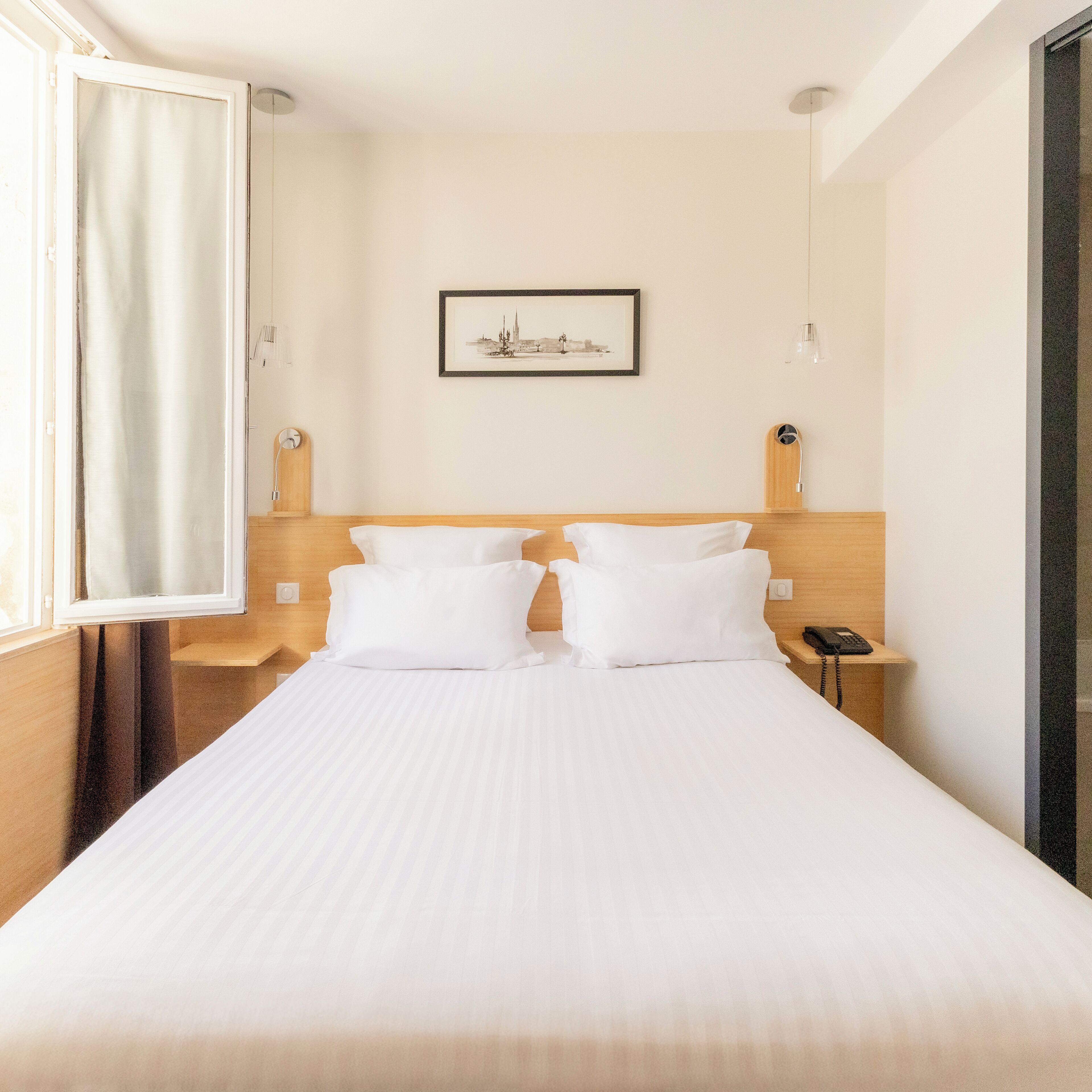 Comfort kamer | Een kluis op de kamer, een bureau, een laptopwerkplek