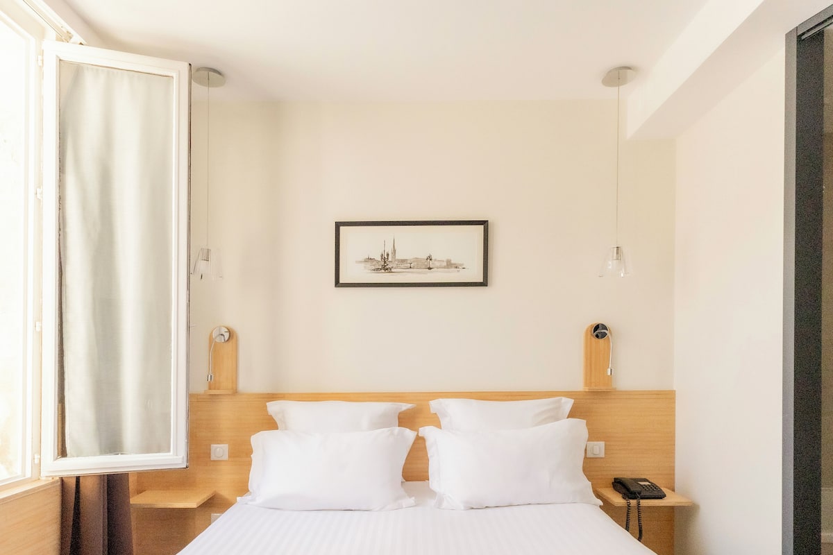 Comfort kamer | Een kluis op de kamer, een bureau, een laptopwerkplek