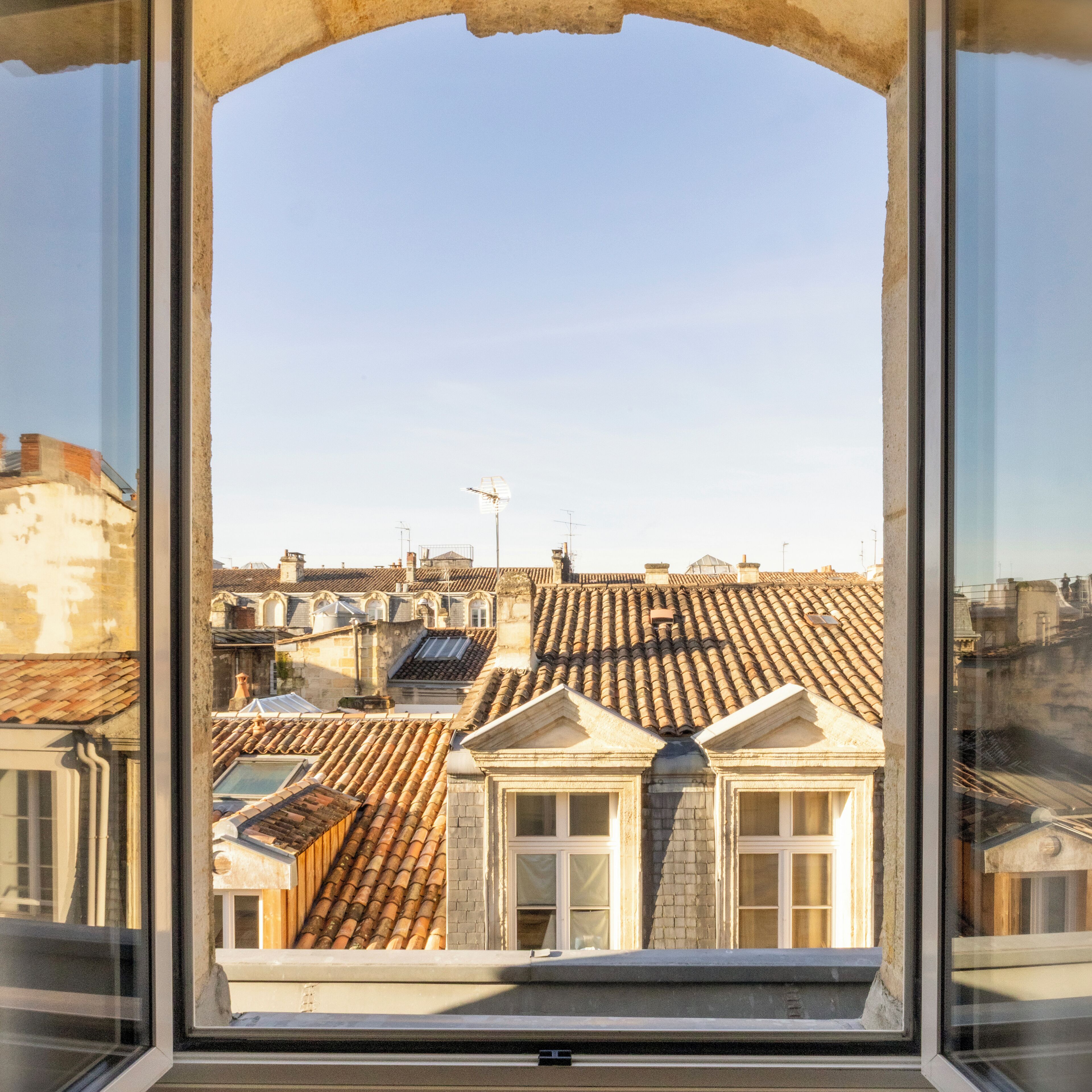 Superior kamer | Een kluis op de kamer, een bureau, een laptopwerkplek