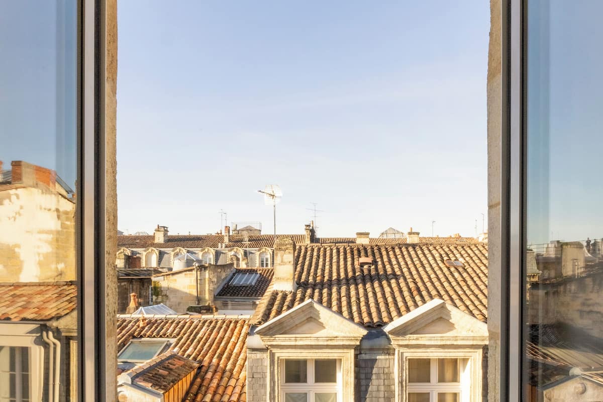 Superior kamer | Een kluis op de kamer, een bureau, een laptopwerkplek