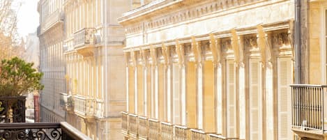 Rom – deluxe, balkong | Safe på rommet, skrivebord og skrivebord for bærbar PC