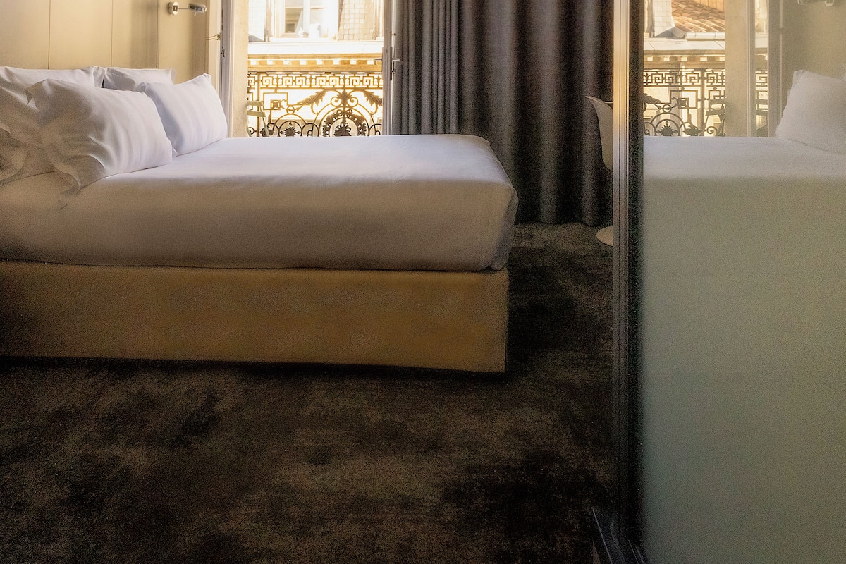 Superior-huone, parveke | Tallelokero huoneessa, työpöytä