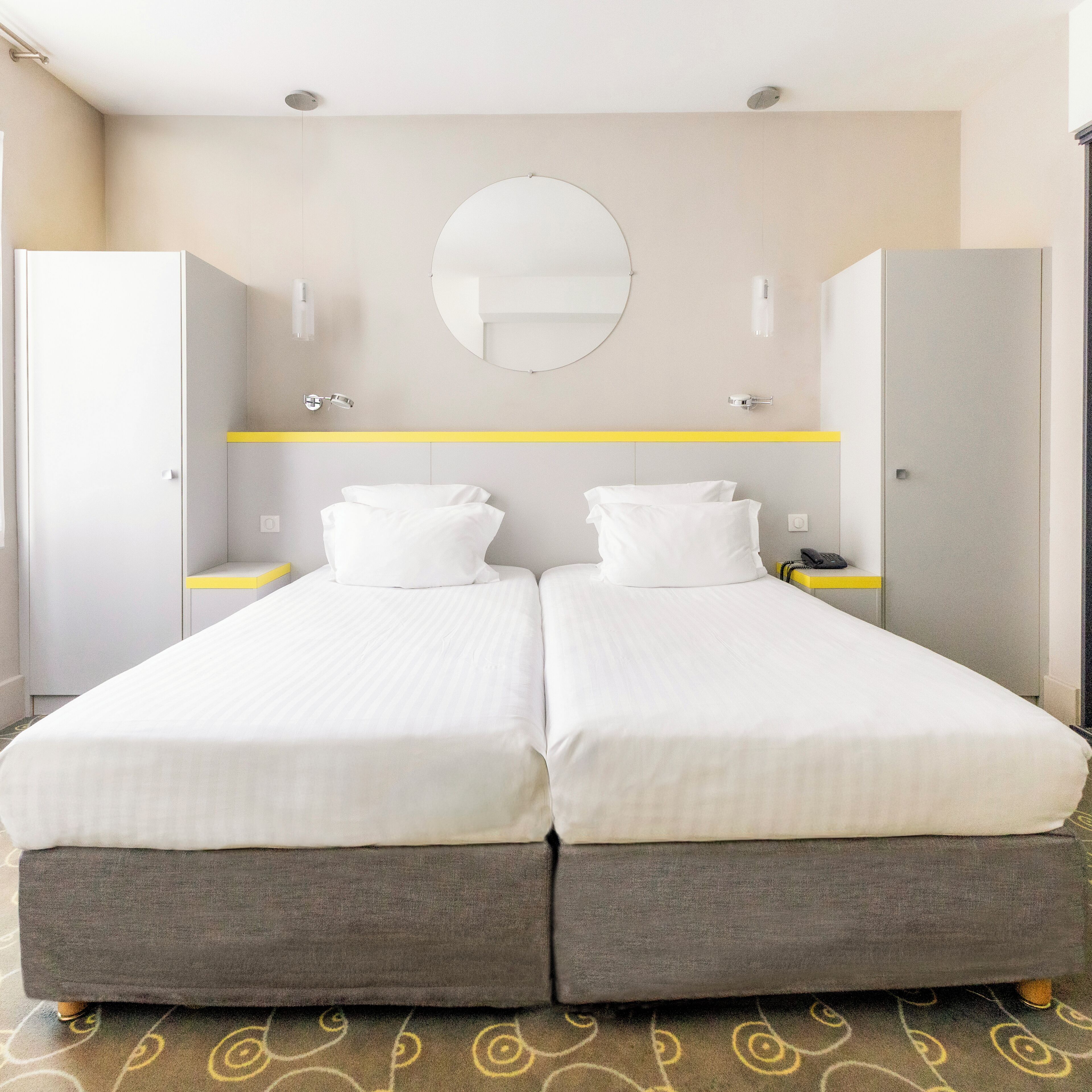 Deluxe kamer | Een kluis op de kamer, een bureau, een laptopwerkplek