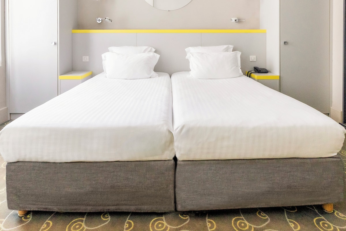 Deluxe kamer | Een kluis op de kamer, een bureau, een laptopwerkplek