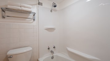 Combined shower/tub, free toiletries, hair dryer, towels