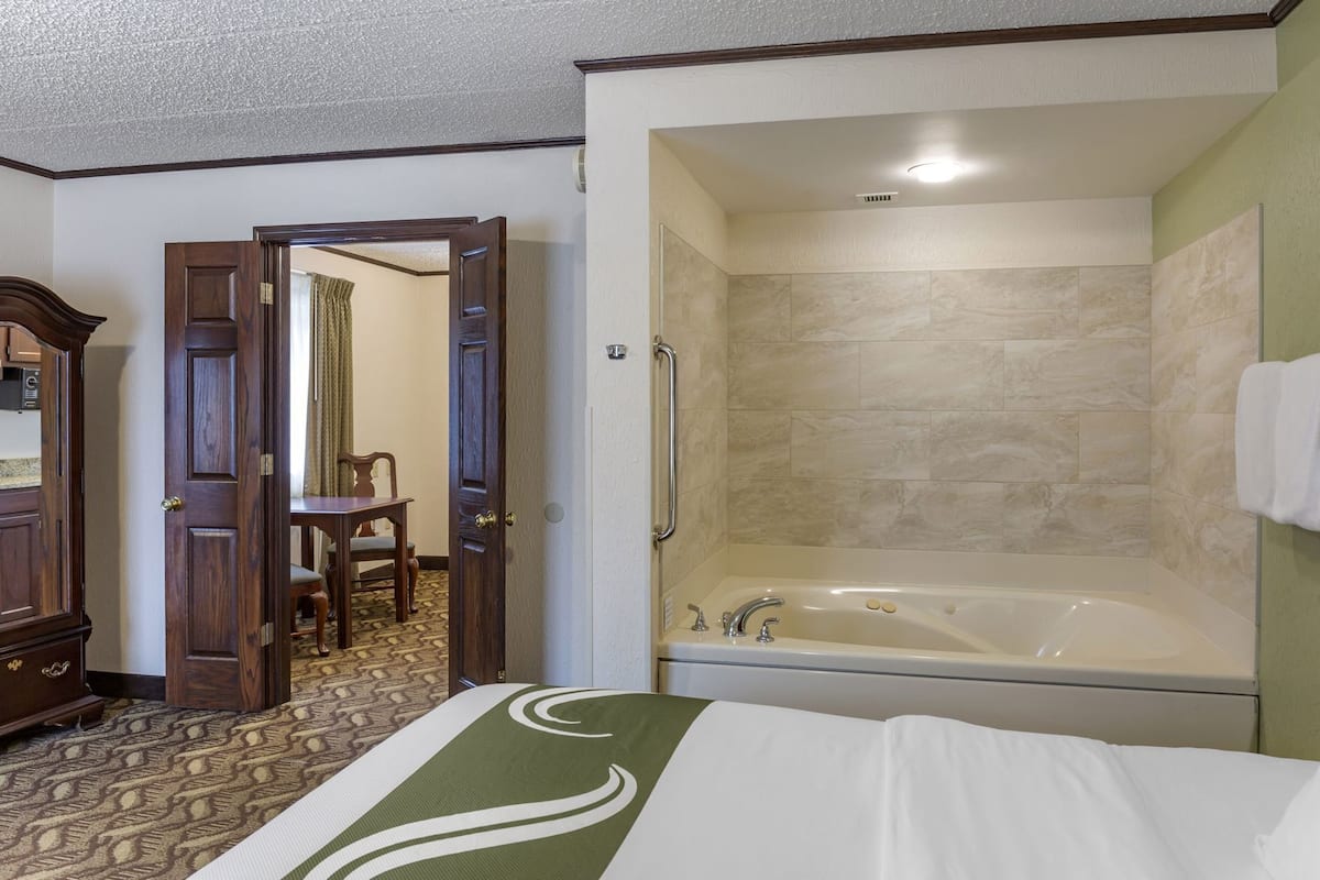 Két bảo mật tại phòng, trang bị nội thất với thiết kế riêng biệt, bàn