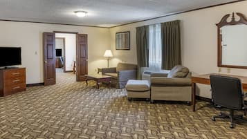 Executive suite Non smoking, King and Sofa bed, Hot Tub (NO PETS) | In-room safe, individually furnished, desk, iron/ironing board