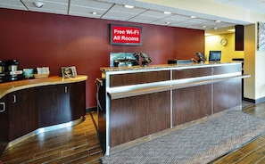 A reception desk with a sign indicating free Wi-Fi availability. - Red Roof Inn Louisville East - Hurstbourne (Louisville)