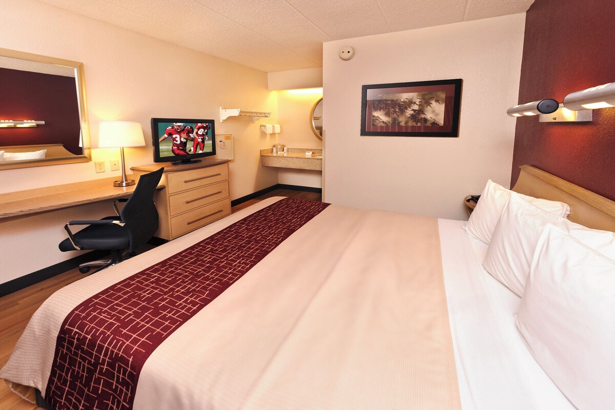 Standard Room, 1 King Bed (Smoke Free) | In-room safe, desk, laptop workspace, blackout curtains