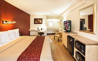 Habitación superior, 1 cama de matrimonio grande (Smoke Free) | Caja fuerte, escritorio, espacio para trabajar con un portátil