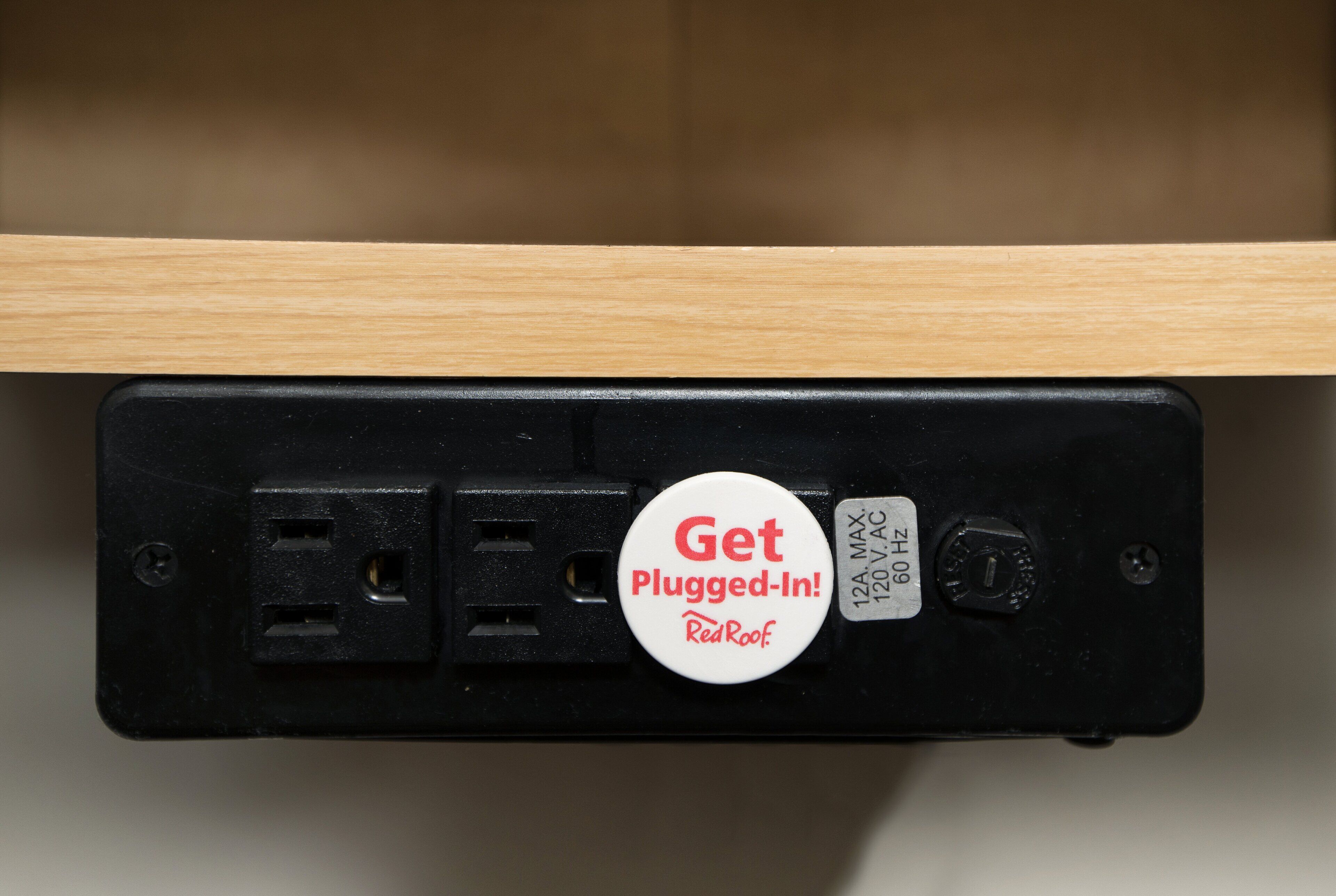 客房內保險箱、書桌、筆電工作空間、遮光布/窗簾