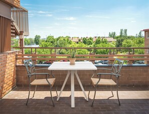 Junior Suite, Terrace | Down duvets, minibar, in-room safe, desk - Hotel Madrid Alameda Aeropuerto, Affiliated by Meliá (Madrid)