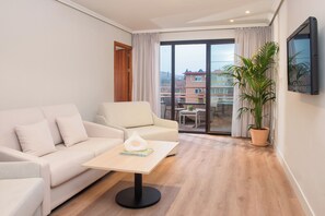 Junior Suite, Terrace | Down duvets, minibar, in-room safe, desk - Hotel Madrid Alameda Aeropuerto, Affiliated by Meliá (Madrid)