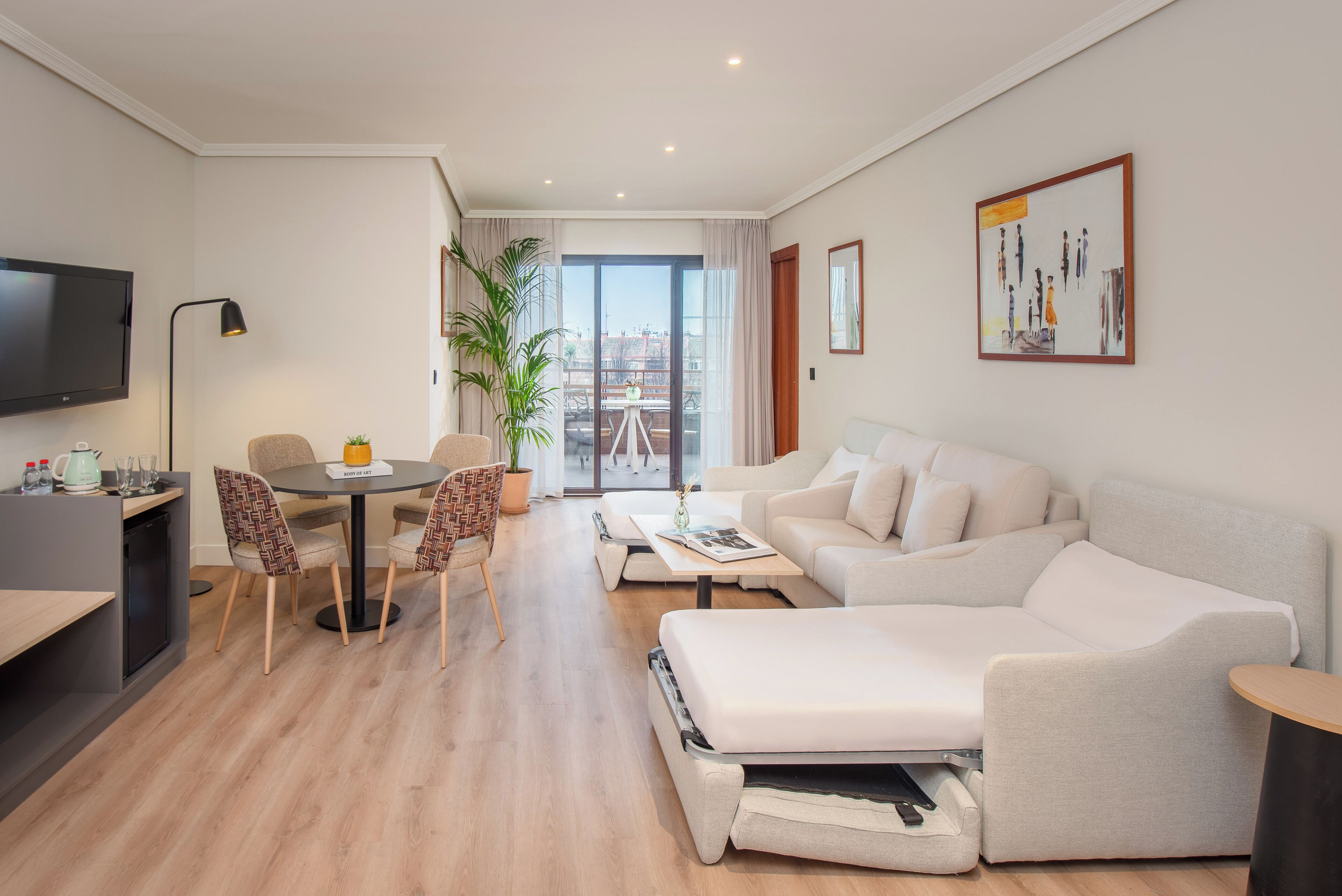 Suite, terras | Donzen dekbedden, een minibar, een kluis op de kamer, een bureau