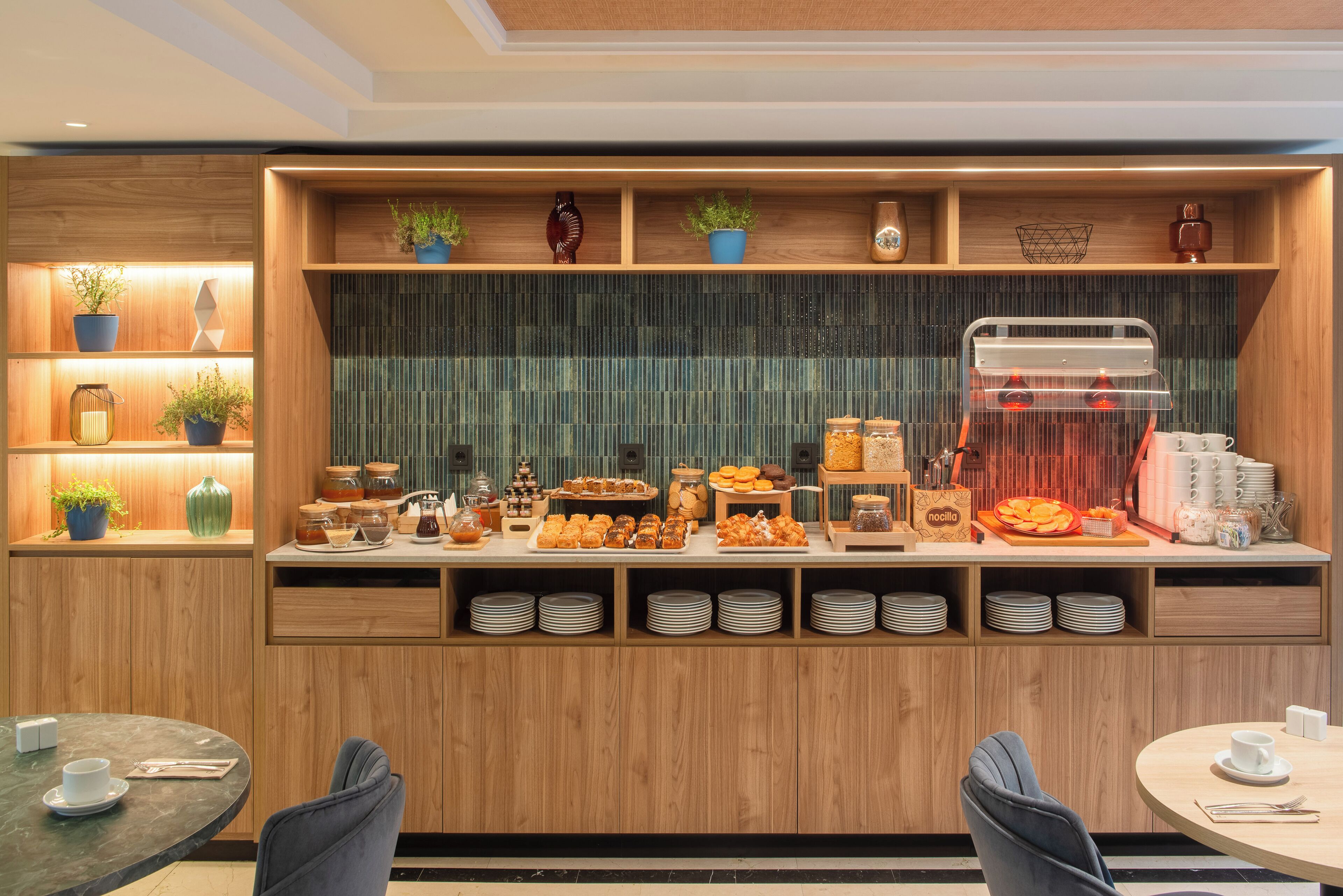 2 restaurants, breakfast, dinner served; international cuisine