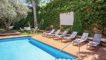 15 piscine all'aperto, ombrelloni da piscina, lettini