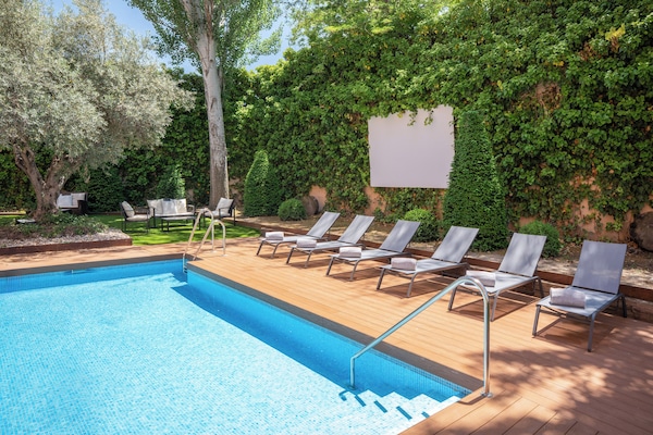 15 outdoor pools, pool umbrellas, sun loungers