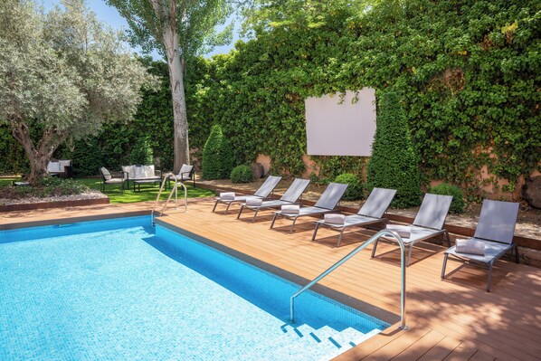 15 piscinas externas, guarda-sóis, espreguiçadeiras