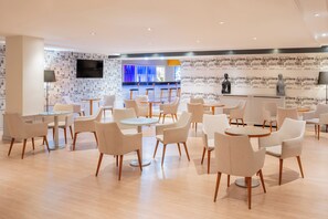 2 restaurantes; se sirven desayunos, cenas y cocina internacional 