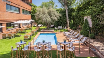 15 albercas al aire libre, sombrillas en la alberca y camastros