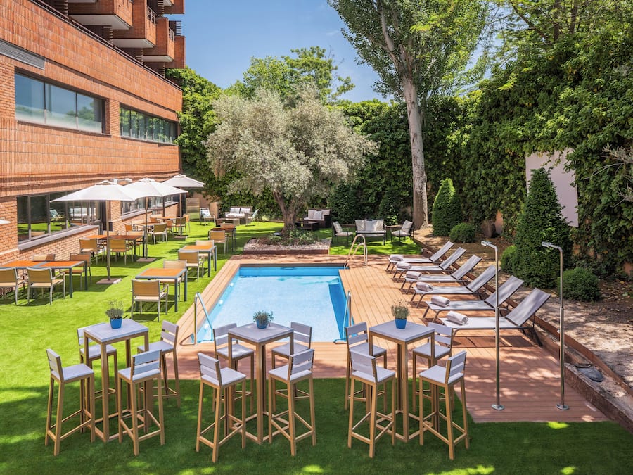 15 piscinas al aire libre, sombrillas, tumbonas