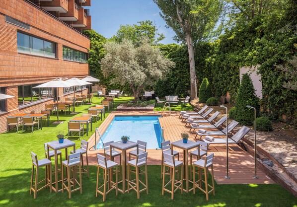 15 outdoor pools, pool umbrellas, pool loungers