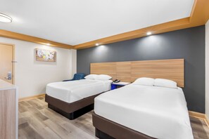 Standardzimmer, 2 Doppelbetten, Nichtraucher | Schreibtisch, laptopgeeigneter Arbeitsplatz, Verdunkelungsvorhänge