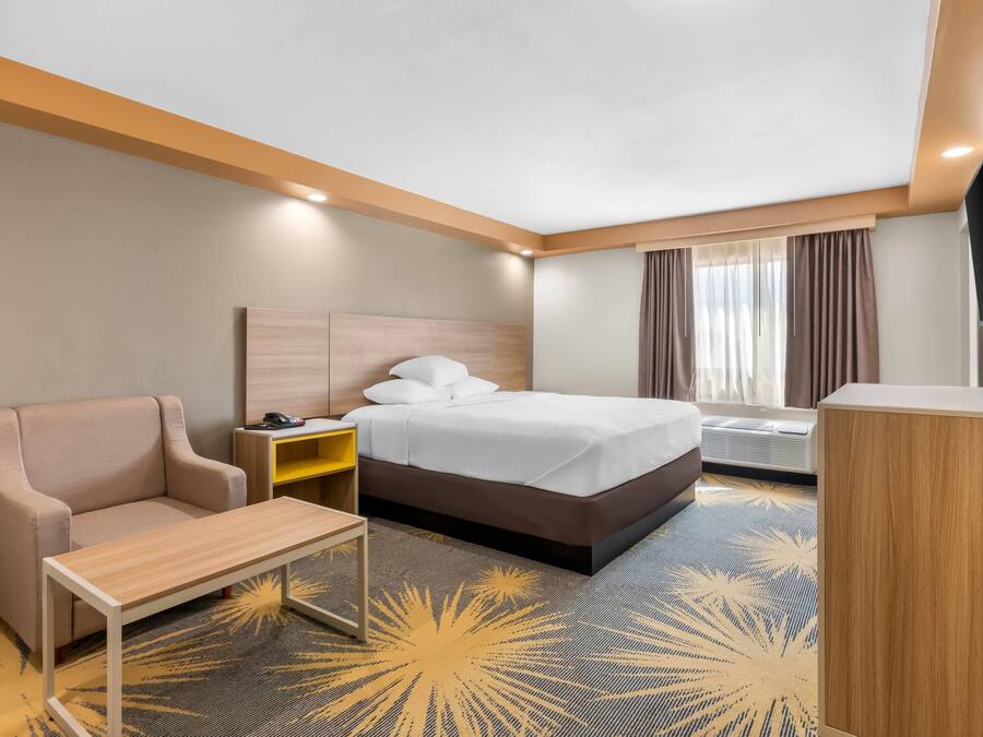 Quarto standard, 1 cama King, para não fumantes | Escrivaninha, espaço de trabalho para notebook, cortinas blackout