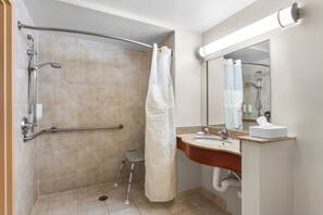 Zimmer, 1 King-Bett, barrierefrei, Nichtraucher | Badezimmer | Duschwanne, kostenlose Toilettenartikel, Haartrockner, Handtücher