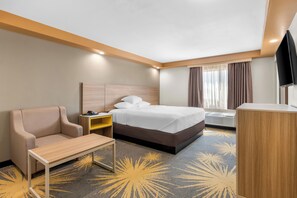 Standard Room, 1 King Bed, Non Smoking | Desk, laptop workspace, blackout drapes, iron/ironing board - Econo Lodge Woodbridge (Iselin)