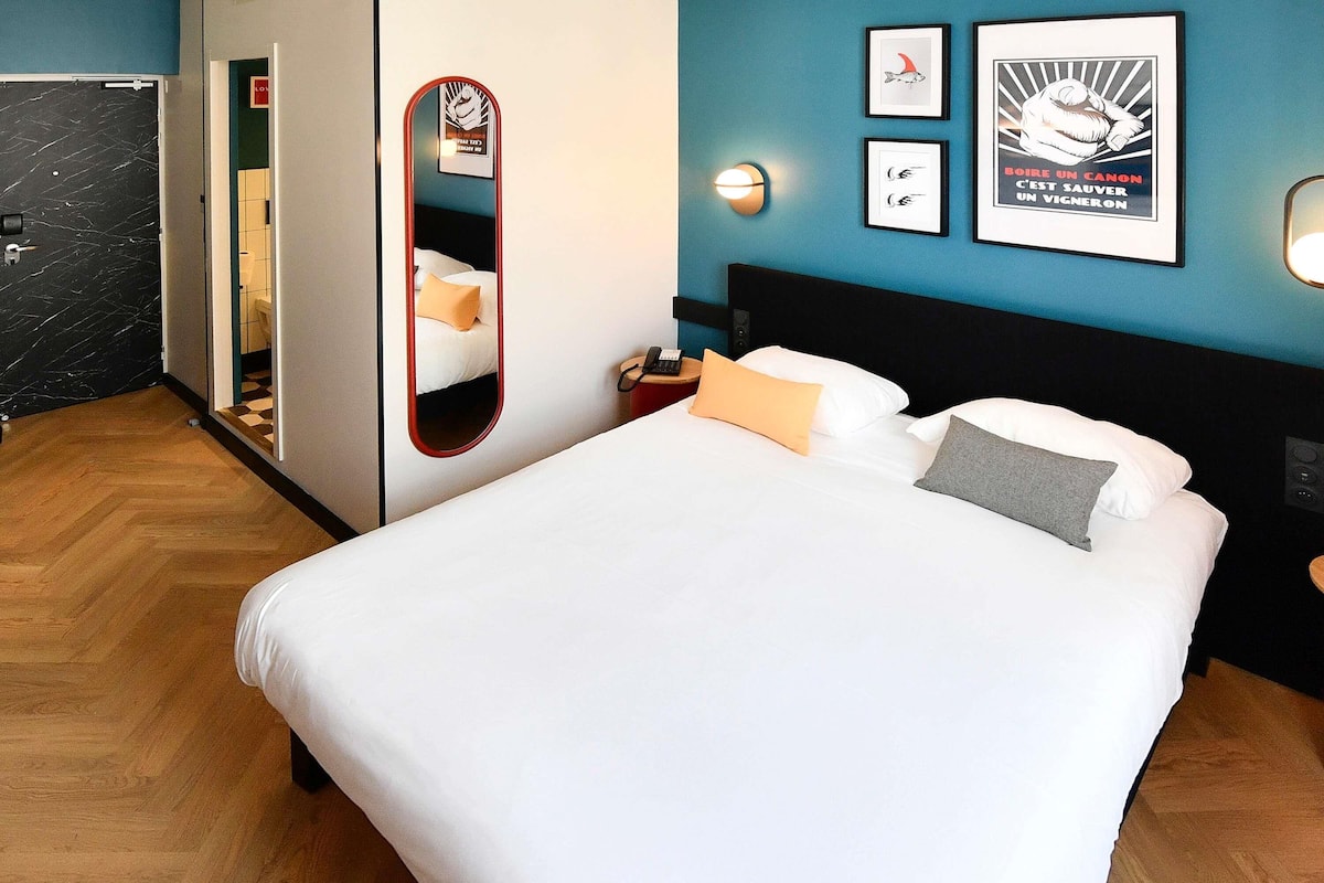 セーフティボックス (室内)、デスク、遮光カーテン、防音設備