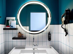 In-room safe, desk, blackout curtains, soundproofing - ibis Styles Dijon Central (Dijon)