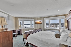 Junior Suite Riverside | Premium bedding, in-room safe, individually decorated, desk