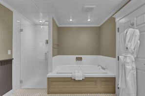 Junior Suite | Badezimmer | Designer-Toilettenartikel, Haartrockner, Bademäntel, Handtücher