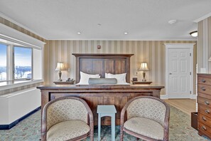 Suite, 1 kingsize-seng, massasjebadekar | Sengetøy av topp kvalitet, safe på rommet og individuelt dekorert