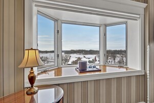 Ropa de cama de alta calidad y caja de seguridad en la habitación 