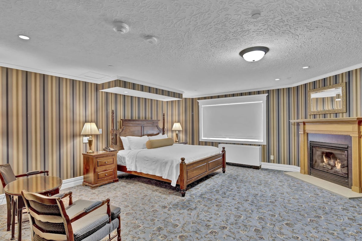 Junior Suite | Premium bedding, in-room safe, individually decorated, desk