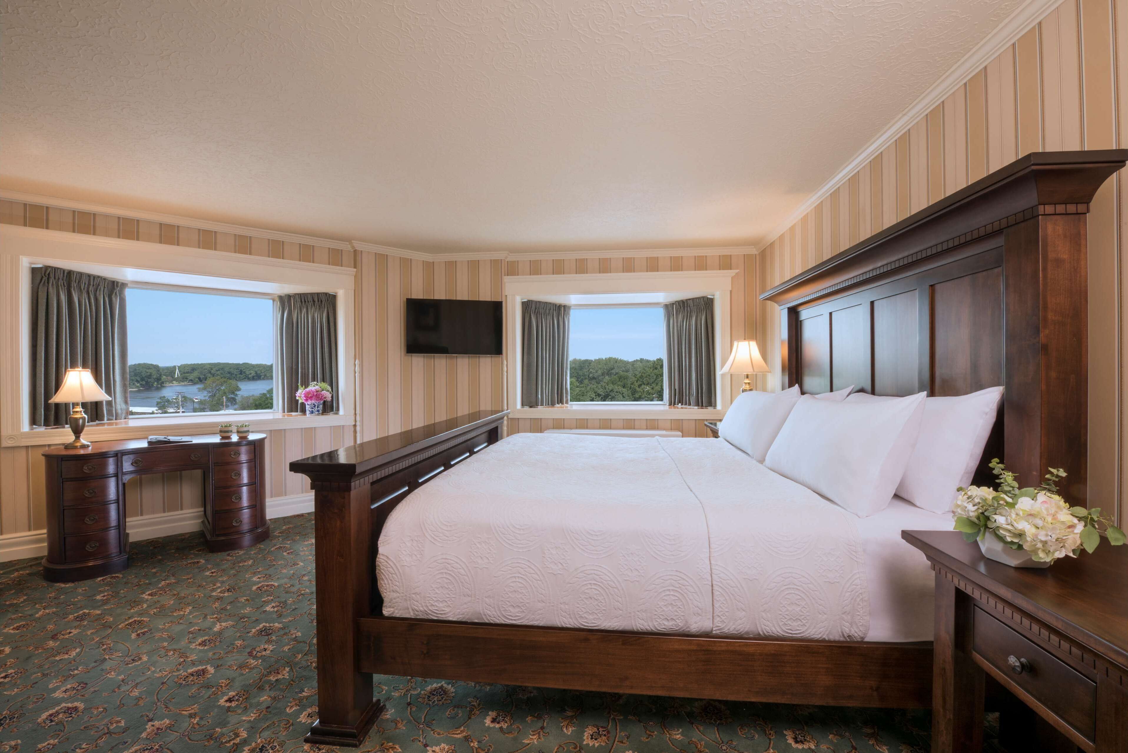 Junior Suite Riverside | Premium bedding, in-room safe, individually decorated, desk