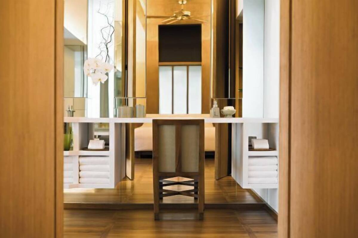 Een gratis minibar, een kluis op de kamer, een bureau